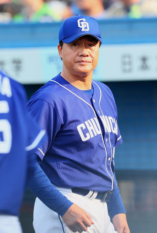 ヤクルト対中日　選手交代を告げる中日与田監督（撮影・足立雅史）