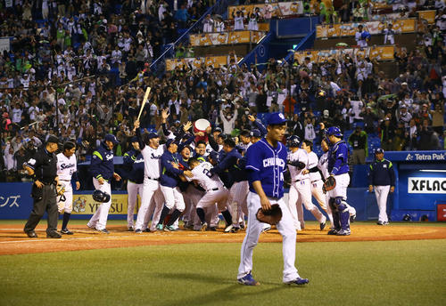 ヤクルト対中日　サヨナラ勝利に大喜びのヤクルトナイン。手前は中日小熊（撮影・足立雅史）