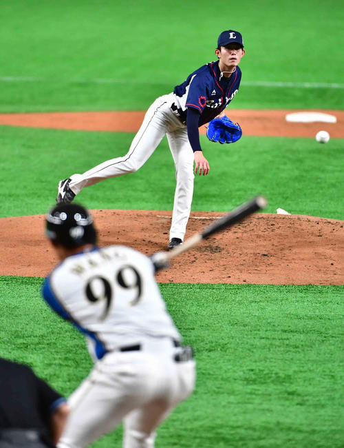 日本ハム対西武　1回裏日本ハム2死一、三塁、西武先発の今井は王柏融（手前）を二ゴロに仕留める（撮影・小沢裕）