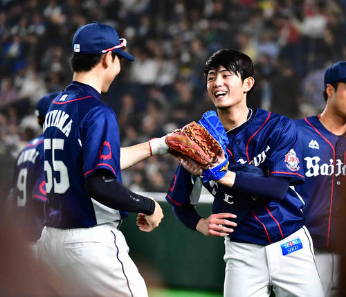 日本ハム対西武　7回の投球を終えた西武先発の今井（右）は秋山と笑顔でグラブタッチする（撮影・小沢裕）