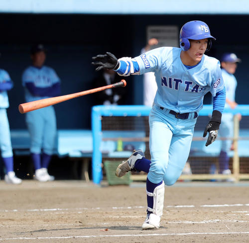 日体大対帝京大　4回表日体大2死一塁、右翼線に安打を放つ矢沢（撮影・垰建太）