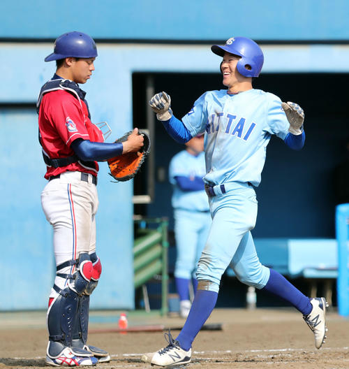 日体大対帝京大　7回表日体大無死一塁、上西の右越え2点本塁打で笑顔で生還する矢沢（撮影・垰建太）
