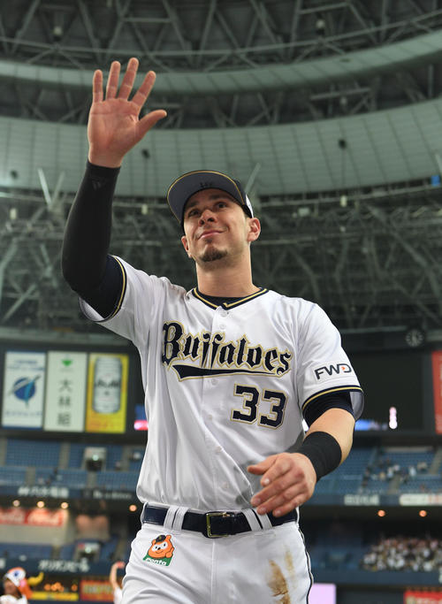オリックス対楽天　試合後、ファンの声援に応えるメネセス（撮影・渦原淳）