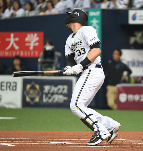 2回裏オリックス無死、メネセスはソロ本塁打を放つ（撮影・渦原淳）
