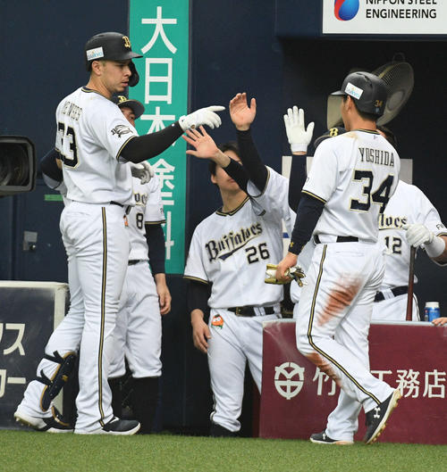 4回裏オリックス無死三塁、メネセス（左）は自らの犠飛で生還した吉田正尚（右）とタッチをかわす（撮影・渦原淳）