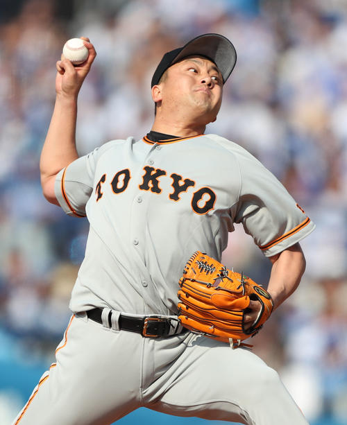 DeNA対巨人　力投する巨人先発沢村（撮影・林敏行）