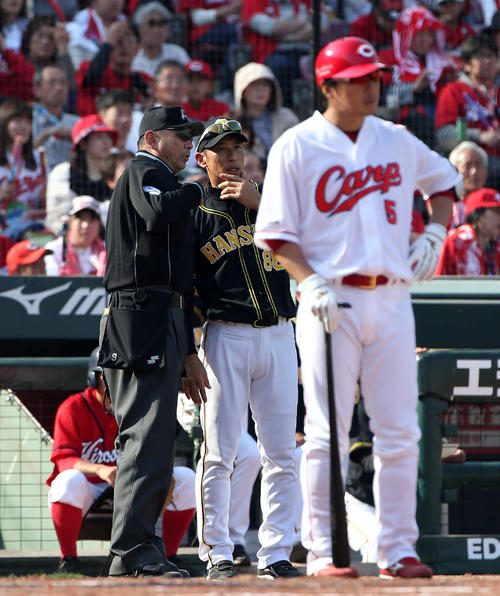 5回裏広島無死一塁、打者長野の時、矢野監督（中央）は審判に確認する（撮影・栗木一考）