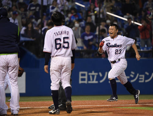 ヤクルト対中日　12回裏ヤクルト2死、代打サヨナラ本塁打を放った青木（右）はナインの歓喜の和に加わる（撮影・鈴木みどり）