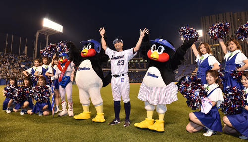 ヤクルト対中日　代打サヨナラ本塁打を放ったヤクルト青木はファンの前でバンザイ（撮影・鈴木みどり）