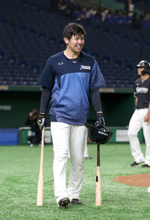 日本ハム対西武　打撃練習を終え、引き揚げる日本ハム清水（撮影・佐藤翔太）