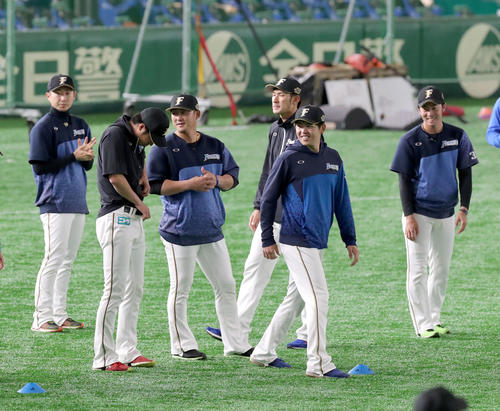 日本ハム対西武　チームに合流し笑顔の日本ハム清水（右から2人目）（撮影・佐藤翔太）