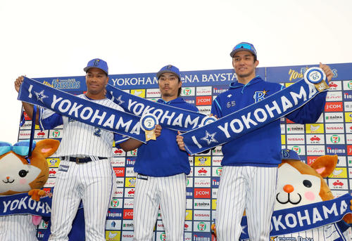 DeNA対巨人　試合に勝利し写真に納まる左からDeNAロペス、倉本、国吉（撮影・鈴木正人）