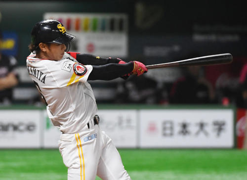 ソフトバンク対ロッテ　1回裏ソフトバンク1死、今宮は左中間に同点本塁打を放つ（撮影・今浪浩三）