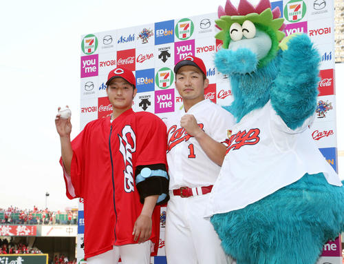 広島対阪神　お立ち台で笑顔を見せる床田寛樹（左）と鈴木誠也（撮影・栗木一考）