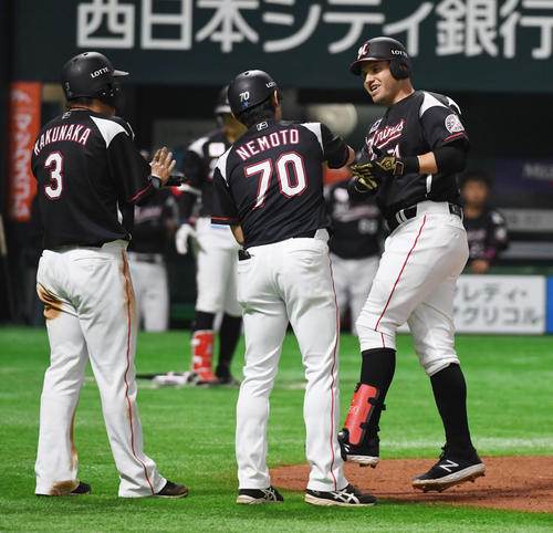 ソフトバンク対ロッテ　3回表ロッテ1死一塁、ブランドン・レアードは左越えに2点本塁打を放ち、すしポーズで生還する（撮影・今浪浩三）
