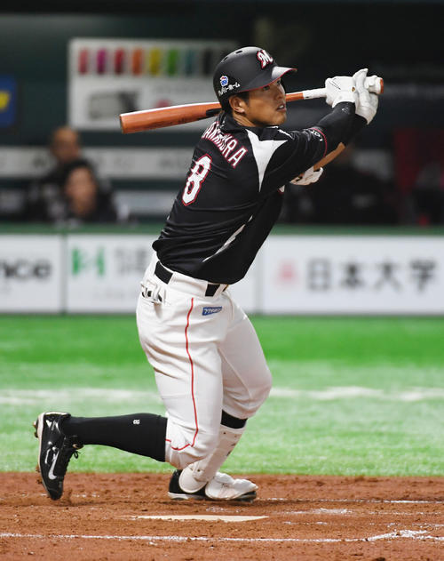 ソフトバンク対ロッテ　3回表ロッテ1死、中村奨吾は右越えにソロ本塁打を放つ（撮影・今浪浩三）
