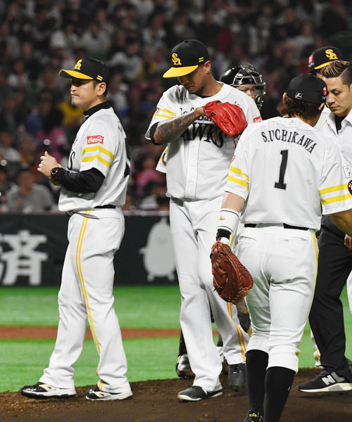 ソフトバンク対ロッテ　4回表ロッテ2死満塁、藤原恭大に2点適時打を浴びた先発のアリエル・ミランダはマウンドを降りる（撮影・今浪浩三）