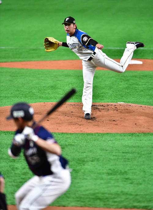 日本ハム対西武　日本ハム先発の加藤（撮影・小沢裕）