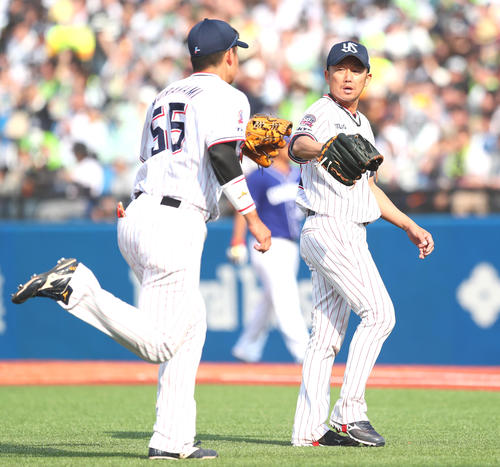 ヤクルト対中日　5回中日の攻撃を3者凡退に抑えたヤクルト石川（右）は三塁手村上とタッチを交わす（撮影・足立雅史）