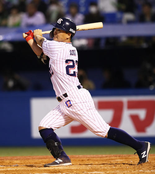 ヤクルト対中日　12回裏ヤクルト2死、サヨナラ左越え本塁打を放つ青木（撮影・足立雅史）