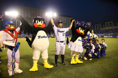 ヤクルト対中日　12回サヨナラ弾の青木はファンの声援に応える（撮影・足立雅史）