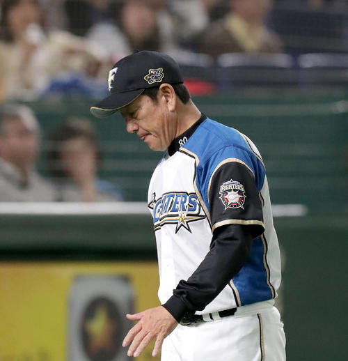 日本ハム対西武　選手交代を告げベンチに戻る日本ハム栗山監督（撮影・佐藤翔太）
