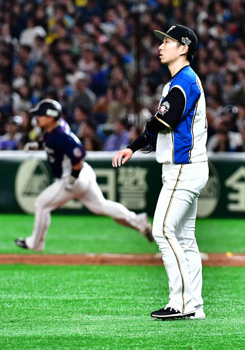日本ハム対西武　3回表西武2死二、三塁、森（左）に左越えの3点本塁打を許す日本ハム2番手の金子（撮影・小沢裕）