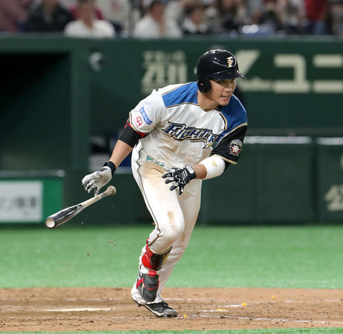 日本ハム対西武　5回裏日本ハム2死二、三塁、王柏融は適時二塁打を放つ（撮影・佐藤翔太）