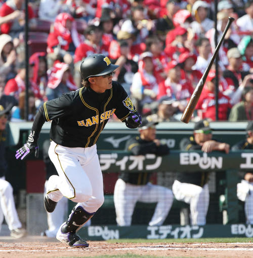 広島対阪神　5回表阪神無死二、三塁、代打上本は中前2点適時打を放つ（撮影・栗木一考）