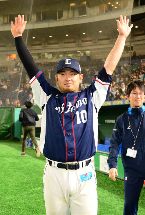 日本ハム対西武　4安打4打点の活躍を見せた西武森は左翼席のファンにバンザイする（撮影・小沢裕）