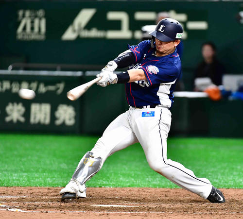 日本ハム対西武　5回表西武1死一、二塁、森は右前適時打を放つ（撮影・小沢裕）