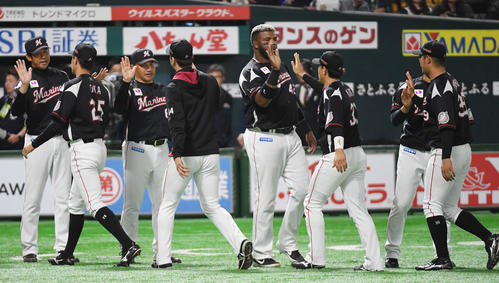 ソフトバンク対ロッテ　ソフトバンクに2連勝を飾り二木康太らナインを出迎える井口資仁監督（撮影・今浪浩三）