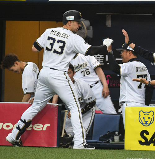 オリックス対楽天　4回裏オリックス無死三塁、犠飛を放ったメネセス（左）とタッチをかわす西村監督（撮影・渦原淳）