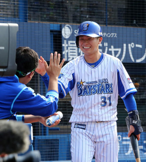DeNA対巨人　5回裏DeNA1死三塁、ソトの左前適時打で柴田が生還しベンチ前で笑顔を見せる（撮影・鈴木正人）