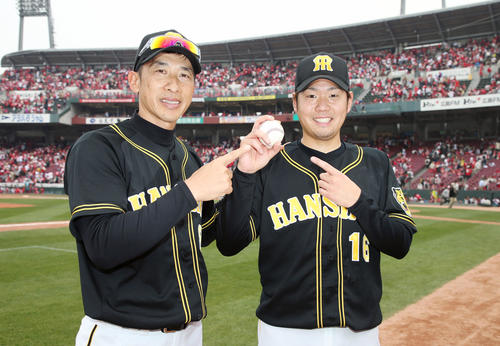 広島対阪神　移籍後、完封で完投し初勝利を飾った西（右）は矢野監督とともにウイニングボールを披露した（撮影・加藤哉）