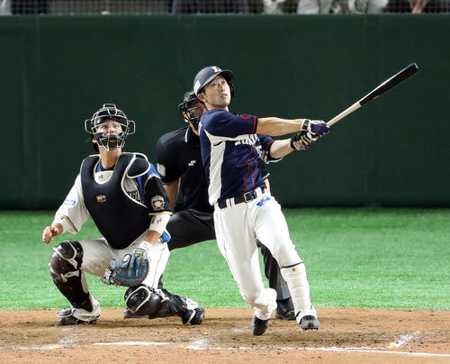 日本ハム対西武　9回表西武1死一、三塁、逆転の3点本塁打を放つ外崎（撮影・河野匠）