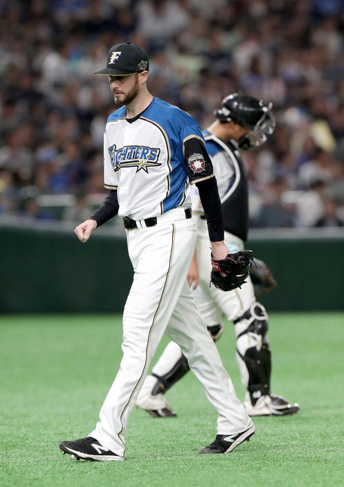 日本ハム対西武　9回表西武1死一、三塁、外崎に逆転となる3点本塁打を浴び降板する日本ハム・ハンコック（撮影・佐藤翔太）