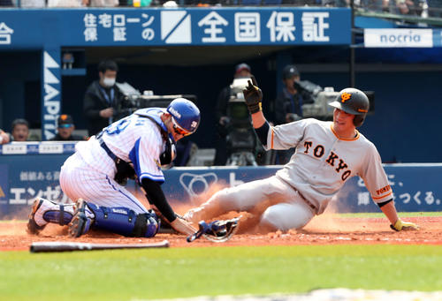 DeNA対巨人 5回表巨人2死二塁、吉川尚輝の左前安打で小林が生還(捕手・伊藤光)(撮影・鈴木正人)