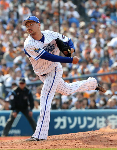 DeNA対巨人 2番手で力投するDeNA三上(撮影・鈴木正人)