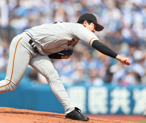 DeNA対巨人 力投する巨人先発畠(撮影・林敏行)
