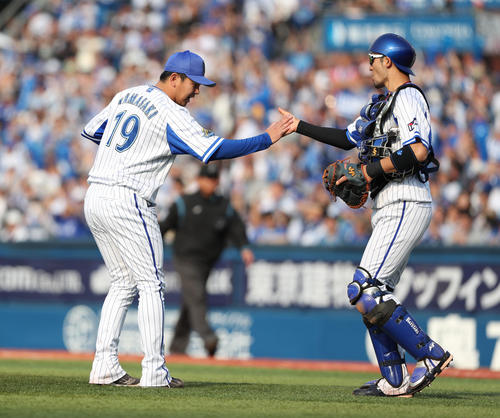 DeNA対巨人 巨人に勝利し、伊藤光(右)とタッチを交わすDeNA山崎(撮影・林敏行)