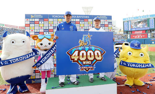 DeNA対巨人 通算4000勝のボードを手に写真に納まるDeNA井納翔一(左)と大和(撮影・鈴木正人)