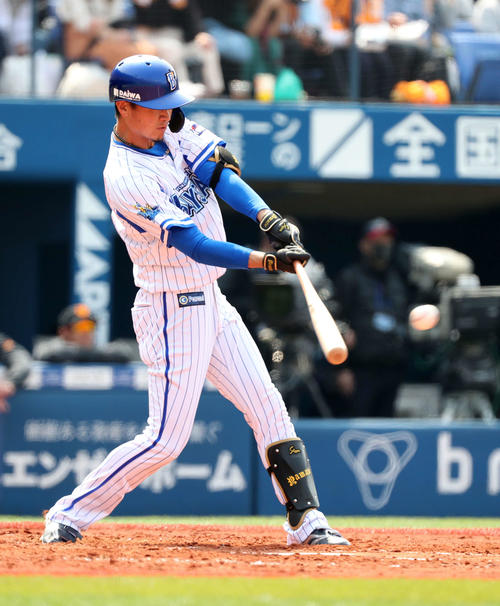 DeNA対巨人 2回裏DeNA2死一、二塁、大和は左中間に適時二塁打を放つ(撮影・鈴木正人)