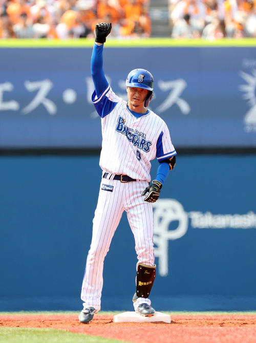 DeNA対巨人 2回裏DeNA2死一、二塁、大和は左中間に適時二塁打を放ちガッツポーズ(撮影・鈴木正人)