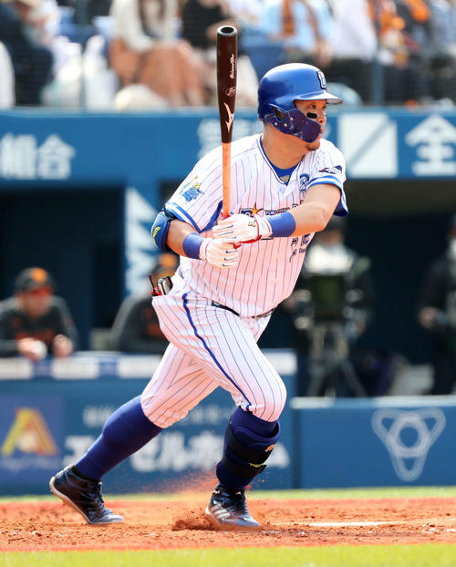 DeNA対巨人 3回裏DeNA2死三塁、筒香は右前適時打を放つ(撮影・鈴木正人)