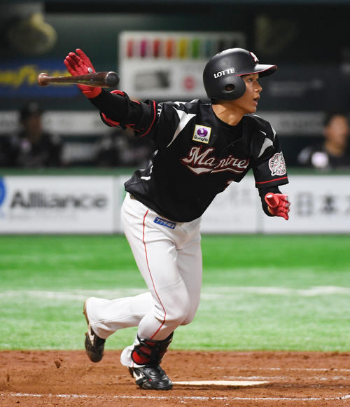 6日のソフトバンク対ロッテ　4回表ロッテ2死満塁、藤原恭大は右前に2点適時打を放つ