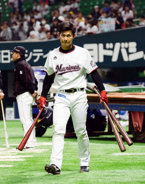 ソフトバンク対ロッテ　出場選手登録を抹消され引き揚げる藤原恭大（撮影・今浪浩三）