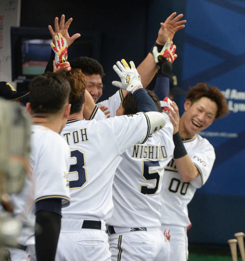 オリックス対楽天　2回裏オリックス1死、西野真弘を祝福する西浦颯大（右）らナイン（撮影・渦原淳）
