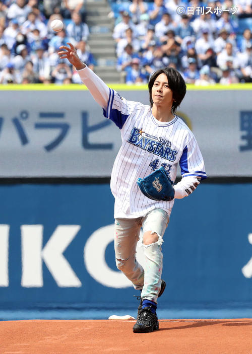 DeNA対巨人　始球式する山下智久（撮影・鈴木正人）