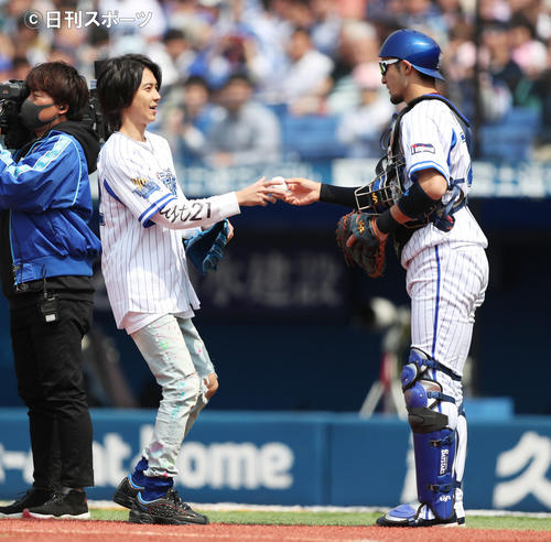 DeNA対巨人　始球式を終え、DeNA伊藤光からボールを受け取る山下智久（撮影・林敏行）